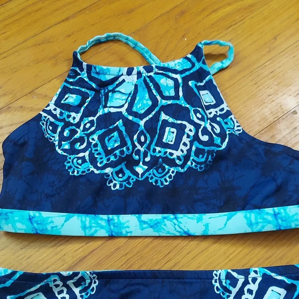 🎁 10/$25 Justice reversible swimsuit, size 8 blue bikini, tye dye batik